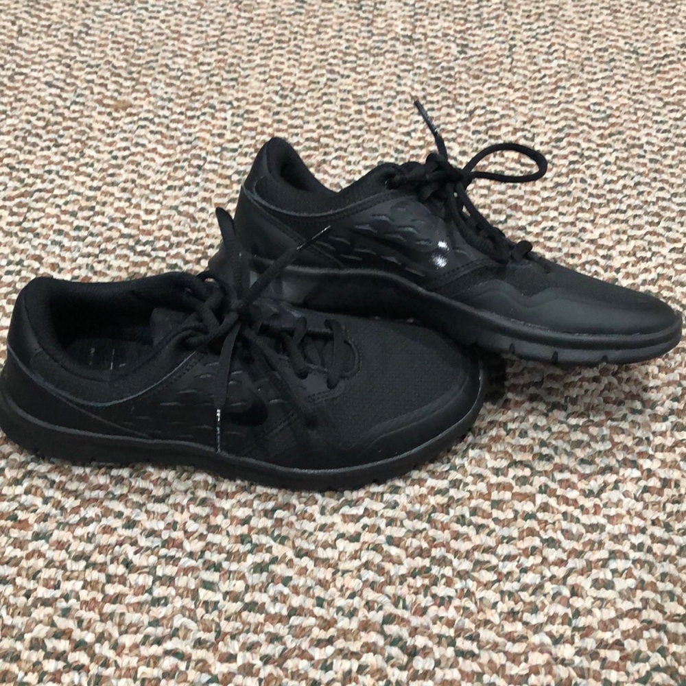 Black nike sneakers